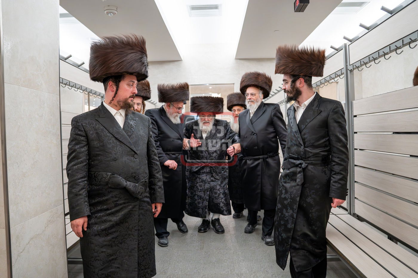 האדמו"ר מויז'ניץ בסיור בביהמ"ד סקווירא בשיכון סקווירא 