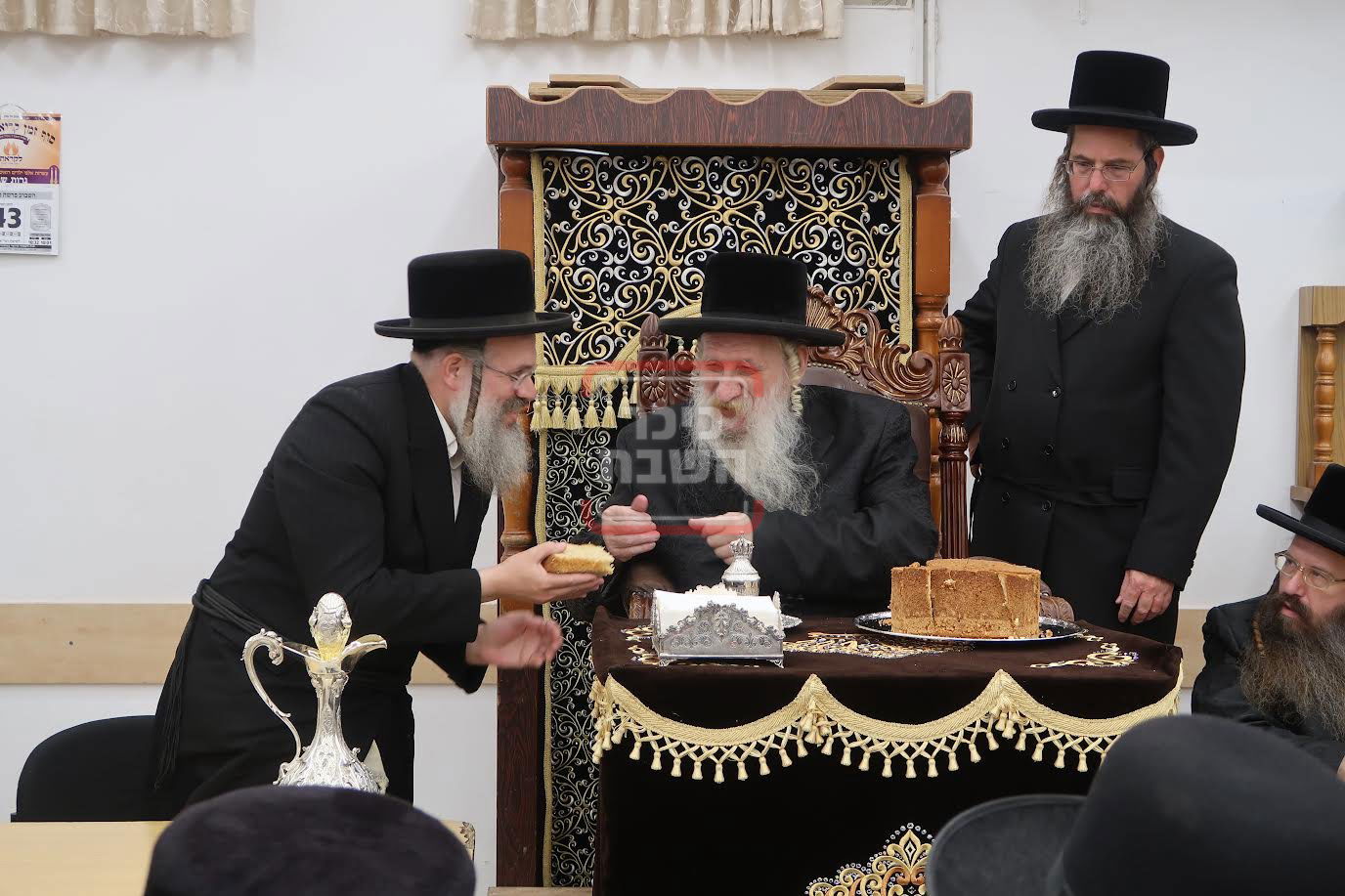 האדמו"ר מטשארנוביל בשיחת חיזוק בהיכל הישיבה באשדוד 