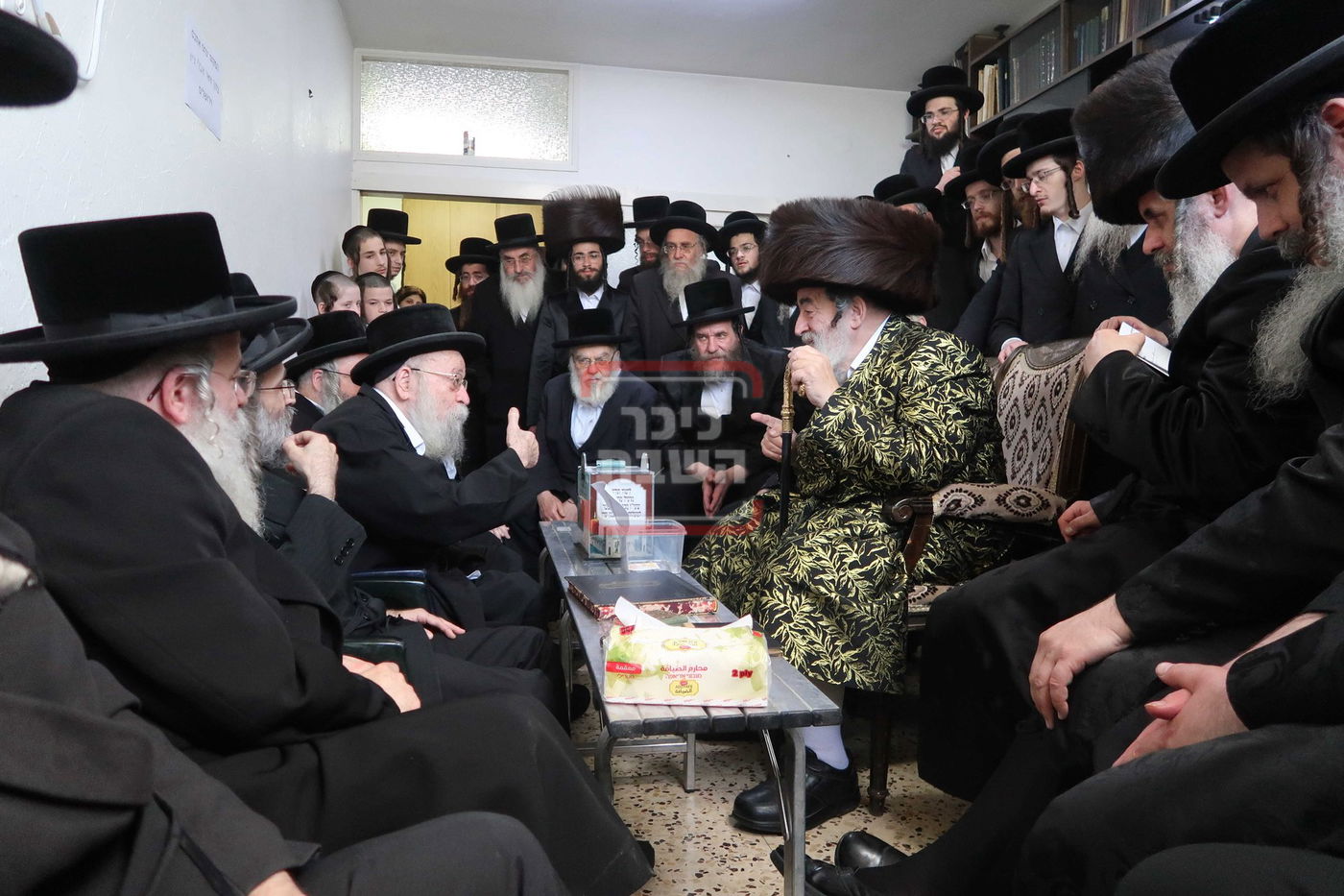 האדמו"ר מויז'ניץ בניחום אבלים אצל בני משפחת שרף