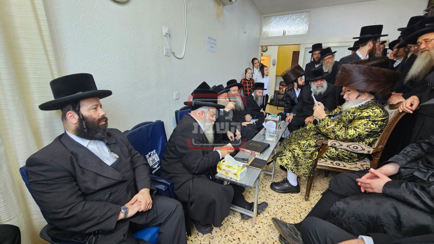 האדמו"ר מויז'ניץ בניחום אבלים אצל בני משפחת שרף