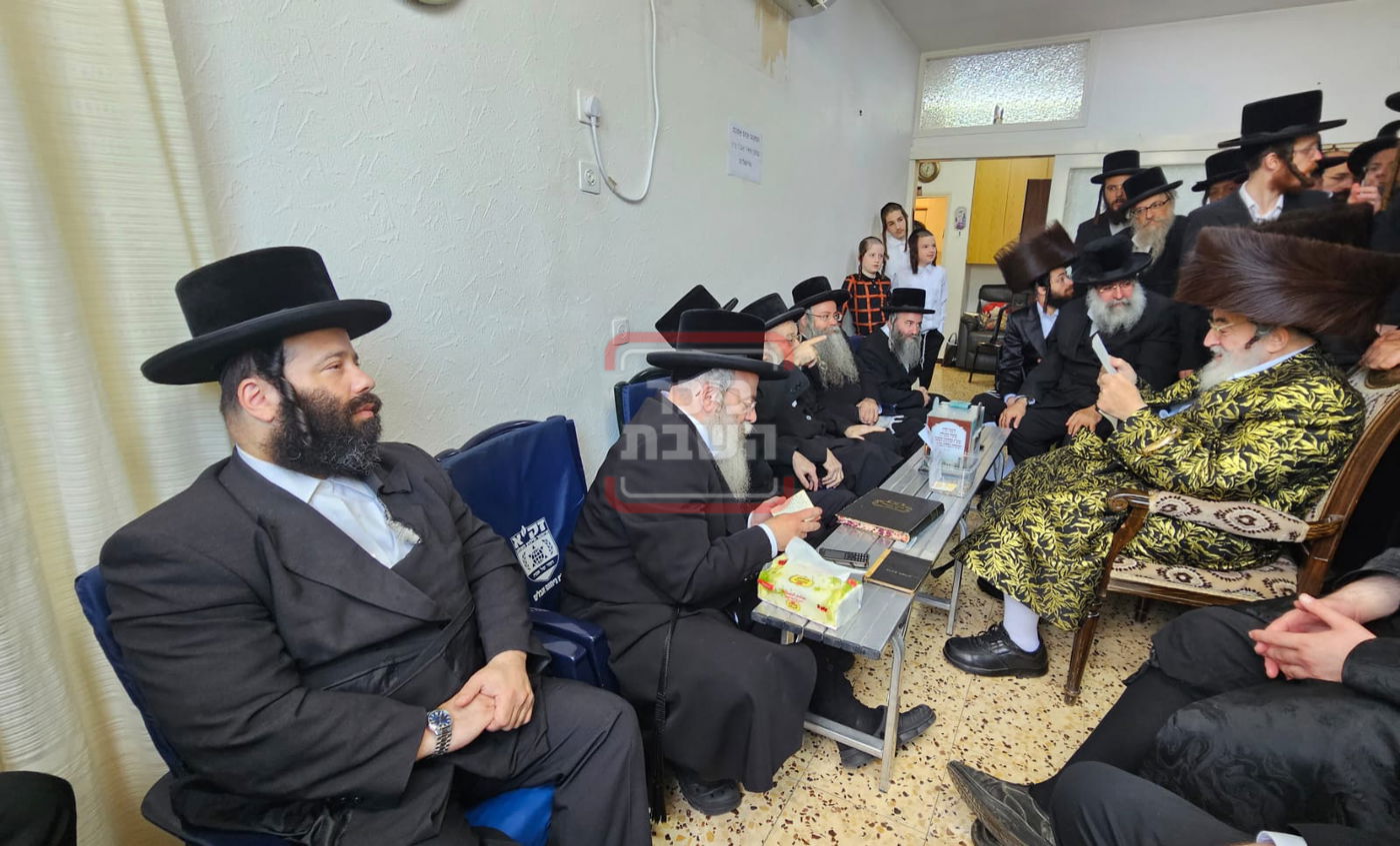 האדמו"ר מויז'ניץ בניחום אבלים אצל בני משפחת שרף