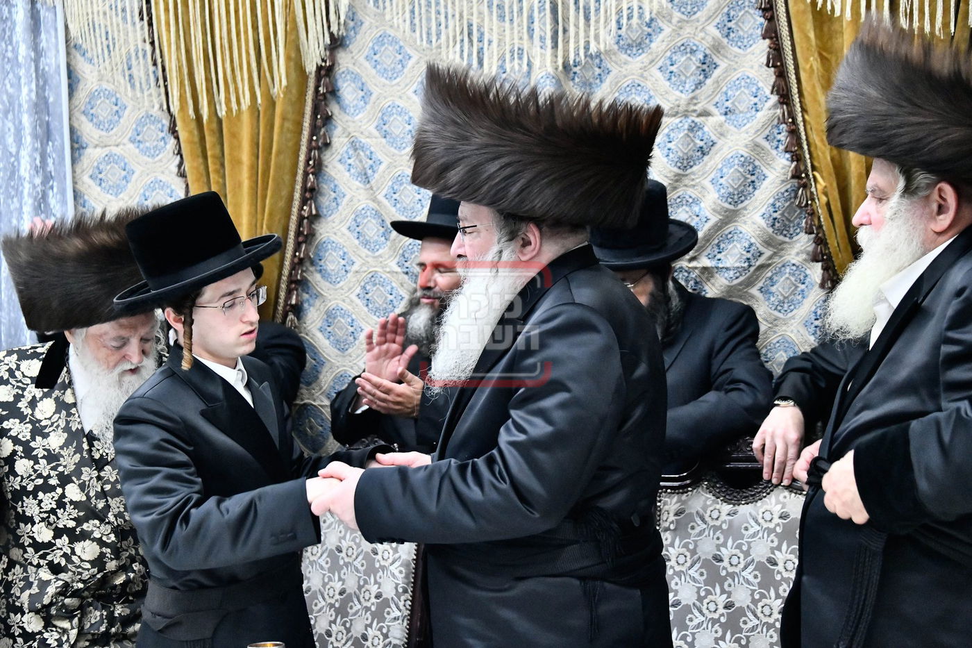 שמחת האירוסין בחצרות קוסוב ויז'ניץ - נדבורנה - האלמין - ערלוי