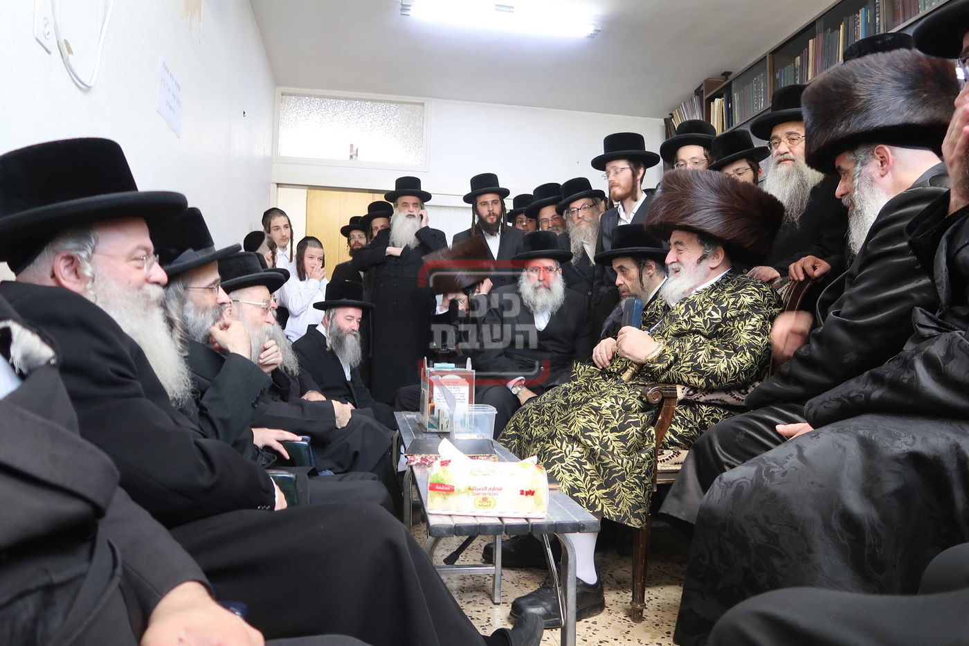 האדמו"ר מויז'ניץ בניחום אבלים אצל בני משפחת שרף