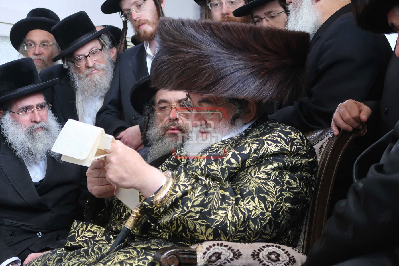 האדמו"ר מויז'ניץ בניחום אבלים אצל בני משפחת שרף