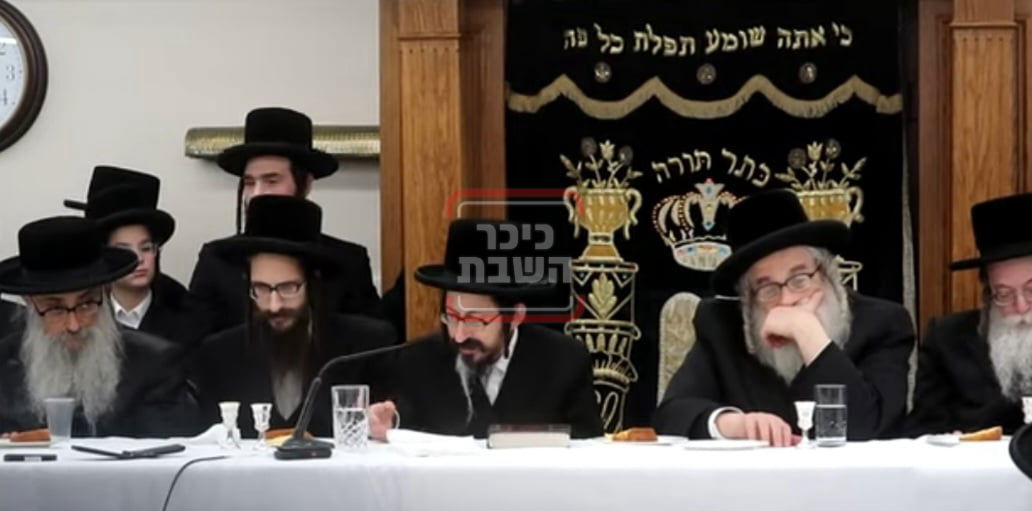 האדמו"ר מסקולען בהיכל בית מדרשו בבורו פארק