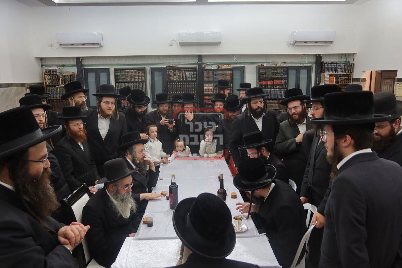 האדמו"ר מביאלה בקבלת קהל ב'קרית גת'