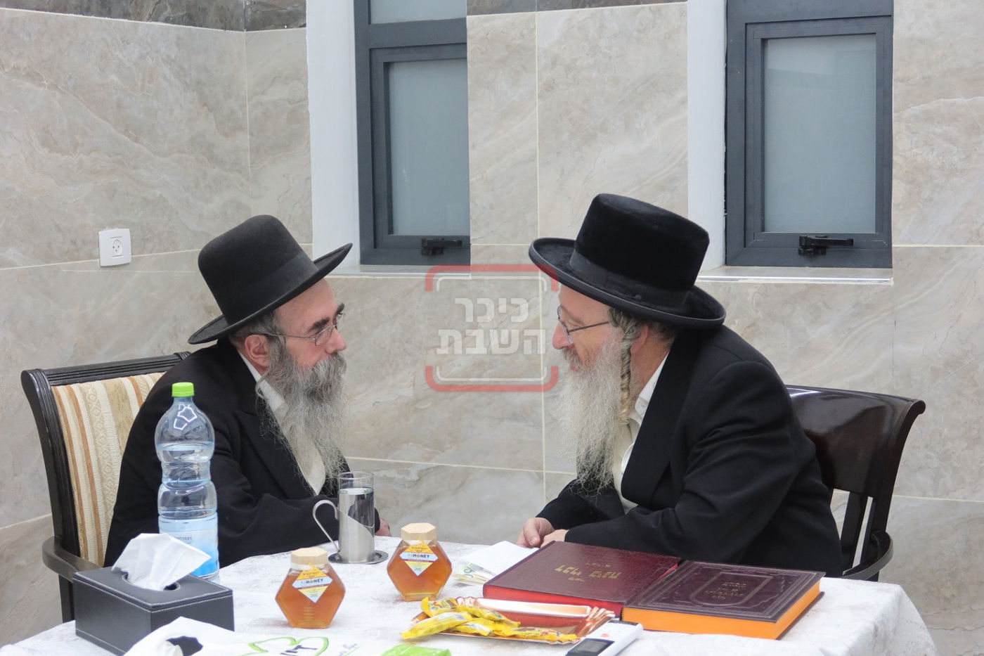 האדמו"ר מביאלה בקבלת קהל ב'קרית גת'