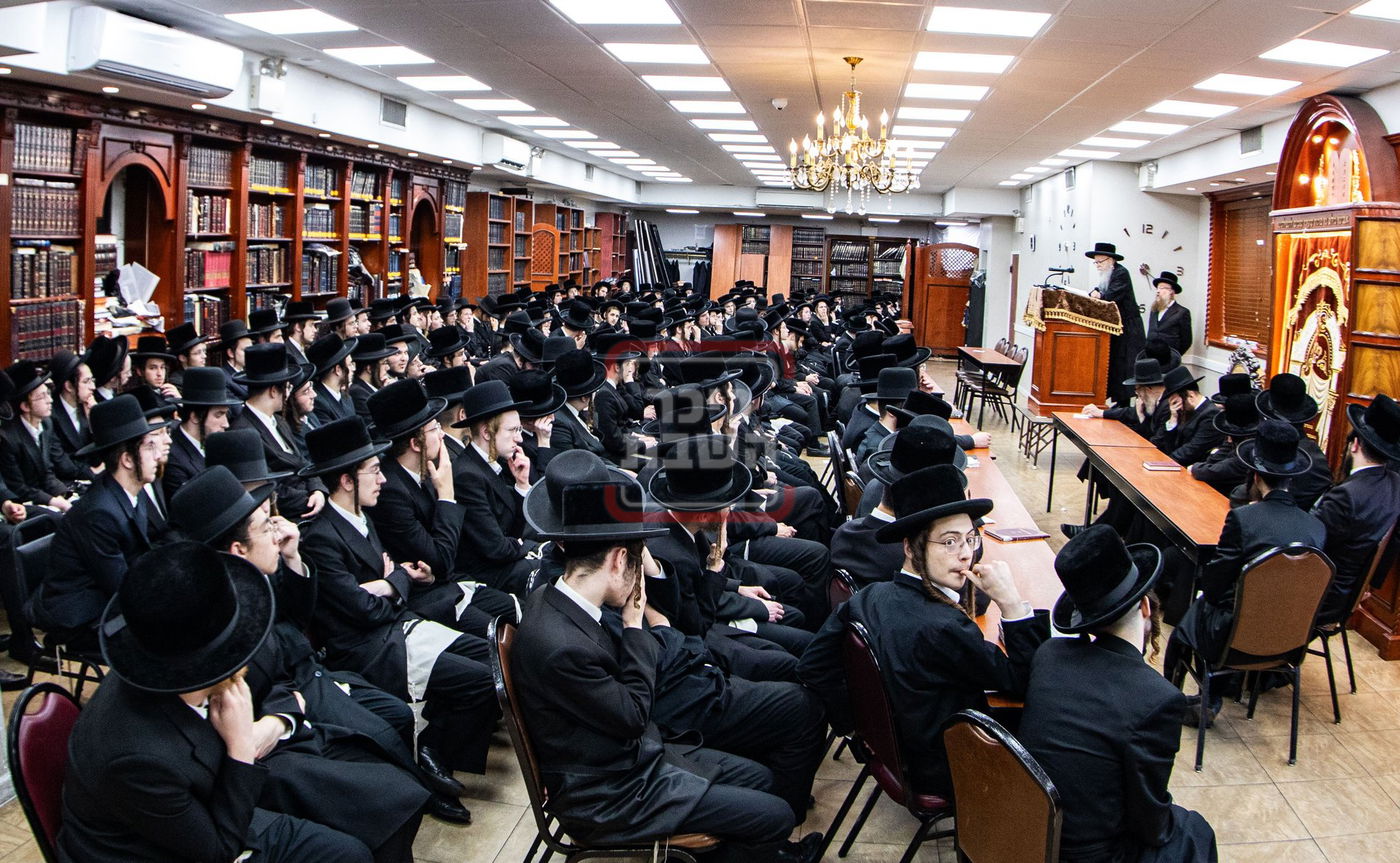 האדמו"ר מסערדאהעלי בדרשת חיזוק לבחורי ישיבתו 