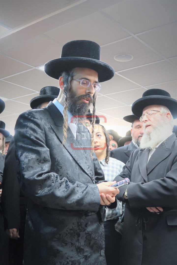 מעמד קביעת מזוזה לביהמ"ד זוויעהיל בביתר 