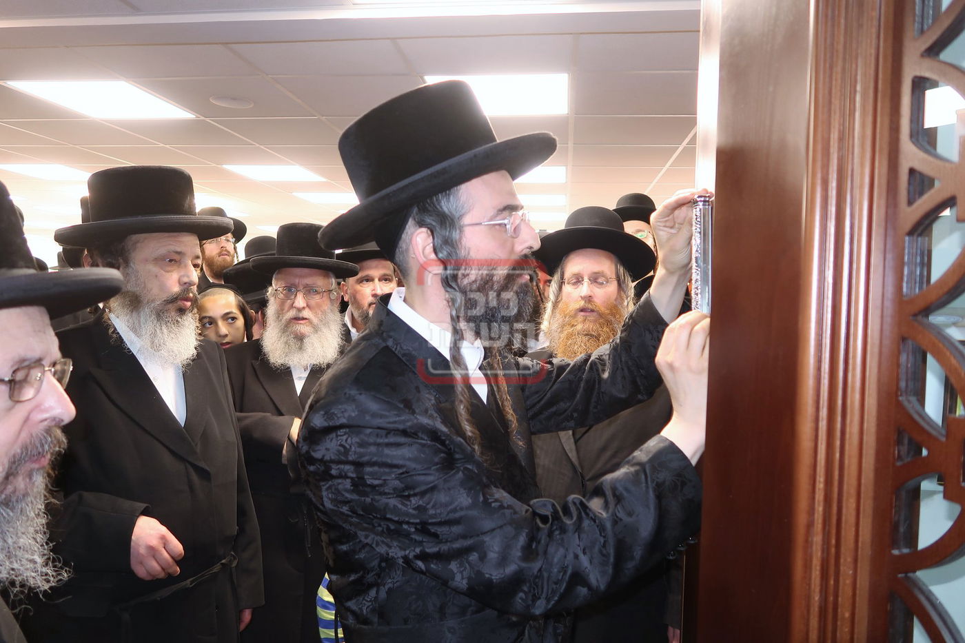 מעמד קביעת מזוזה לביהמ"ד זוויעהיל בביתר 