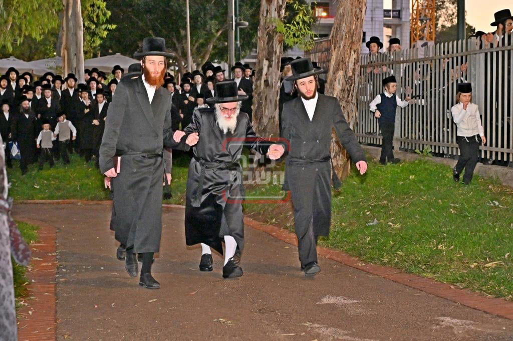 ערב ומוצאי יום כיפור בחצה"ק ויז'ניץ 