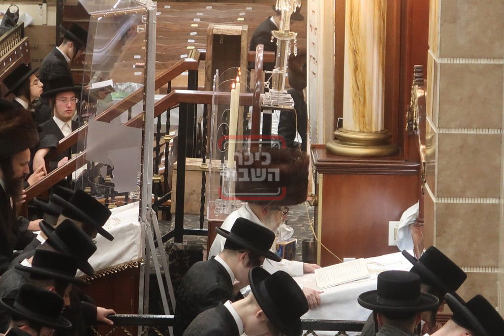 האדמו"ר מסאטמר בתפילת מנחה ערב יום כיפור