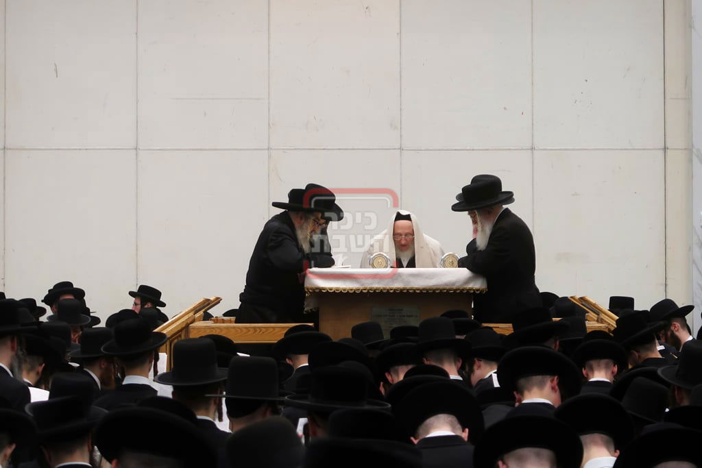 האדמו"ר מסאטמר בקריאת הקורבנות ביום י"ג מידות