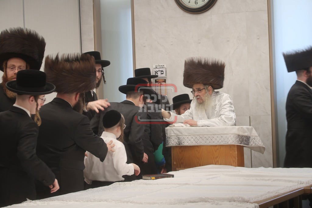 האדמו"ר מסאטמר בברכת הבנים בערב יום כיפור