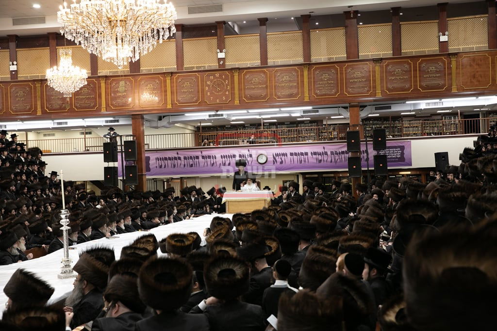 האדמו"ר מסאטמר בטיש ערב ומוצאי יו"כ