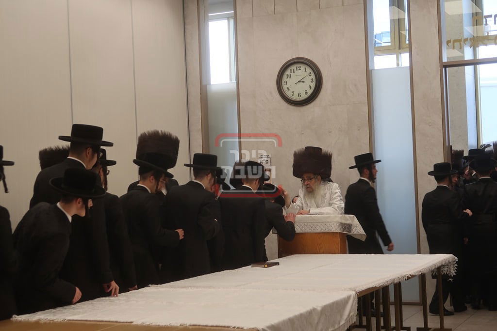 האדמו"ר מסאטמר בברכת הבנים בערב יום כיפור