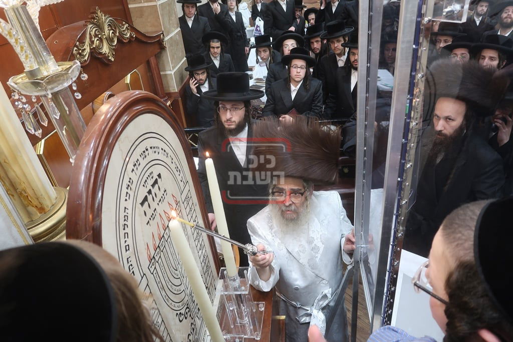 האדמו"ר מסאטמר בתפילת מנחה ערב יום כיפור