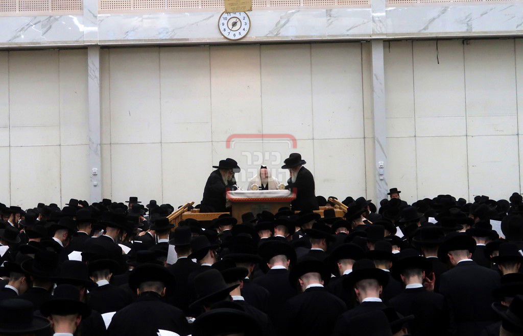 האדמו"ר מסאטמר בקריאת הקורבנות ביום י"ג מידות