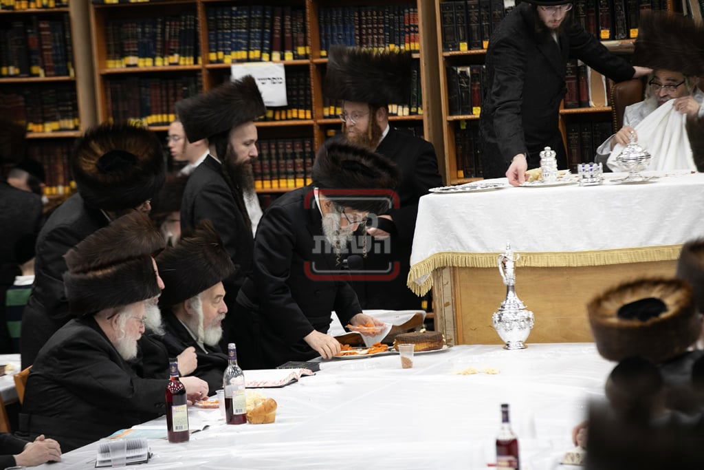 האדמו"ר מסאטמר בטיש ערב ומוצאי יו"כ