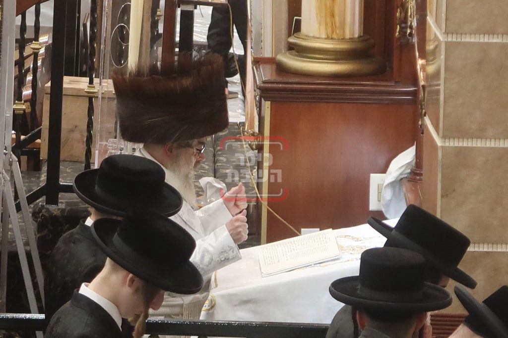 האדמו"ר מסאטמר בתפילת מנחה ערב יום כיפור