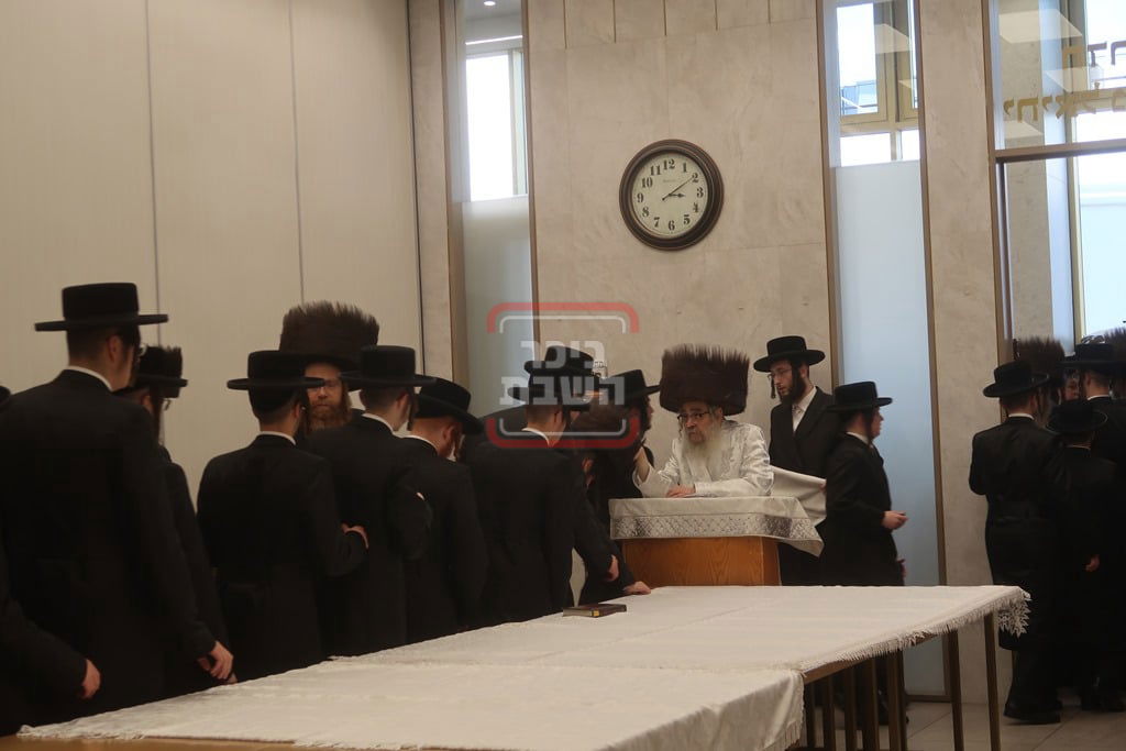 האדמו"ר מסאטמר בברכת הבנים בערב יום כיפור