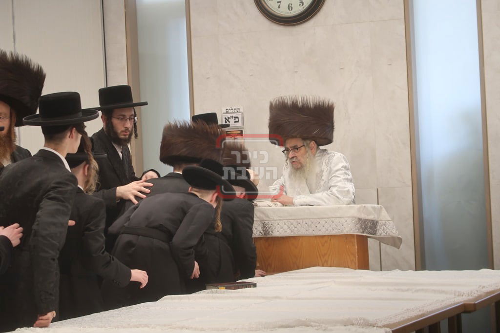 האדמו"ר מסאטמר בברכת הבנים בערב יום כיפור