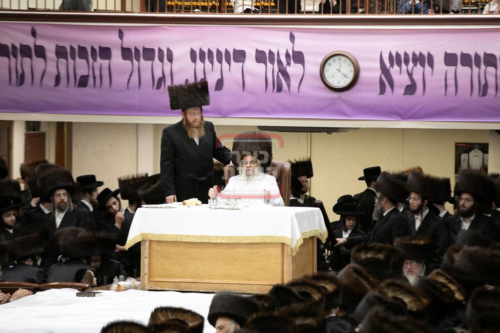 האדמו"ר מסאטמר בטיש ערב ומוצאי יו"כ