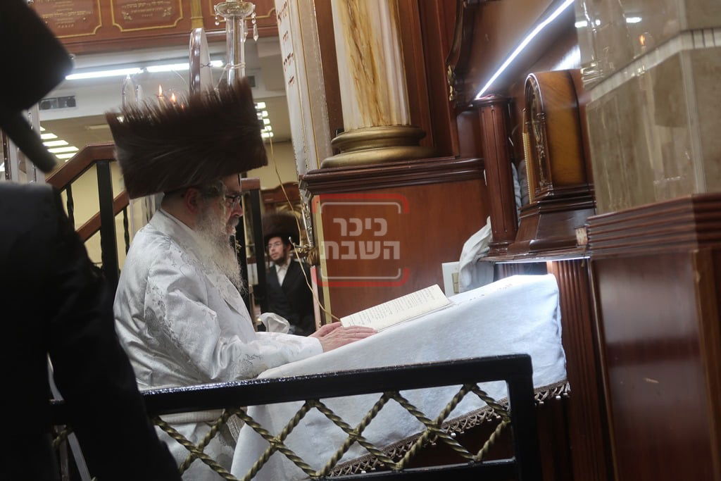 האדמו"ר מסאטמר בתפילת מנחה ערב יום כיפור