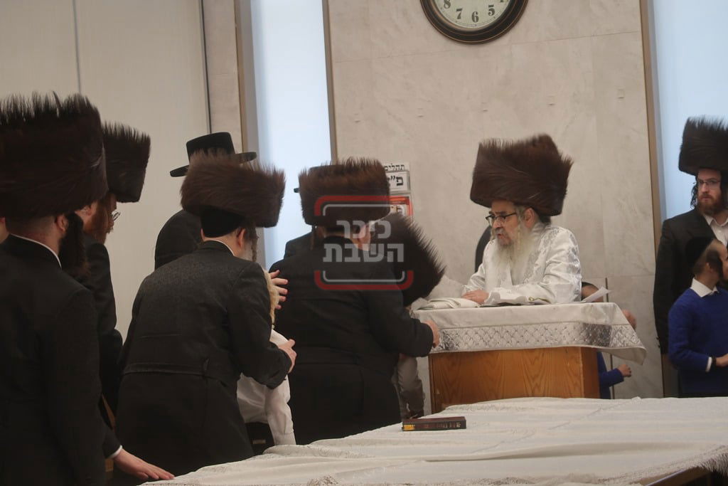 האדמו"ר מסאטמר בברכת הבנים בערב יום כיפור