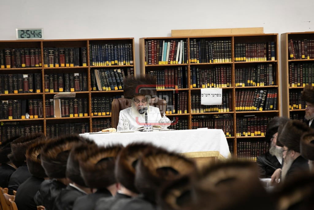 האדמו"ר מסאטמר בטיש ערב ומוצאי יו"כ