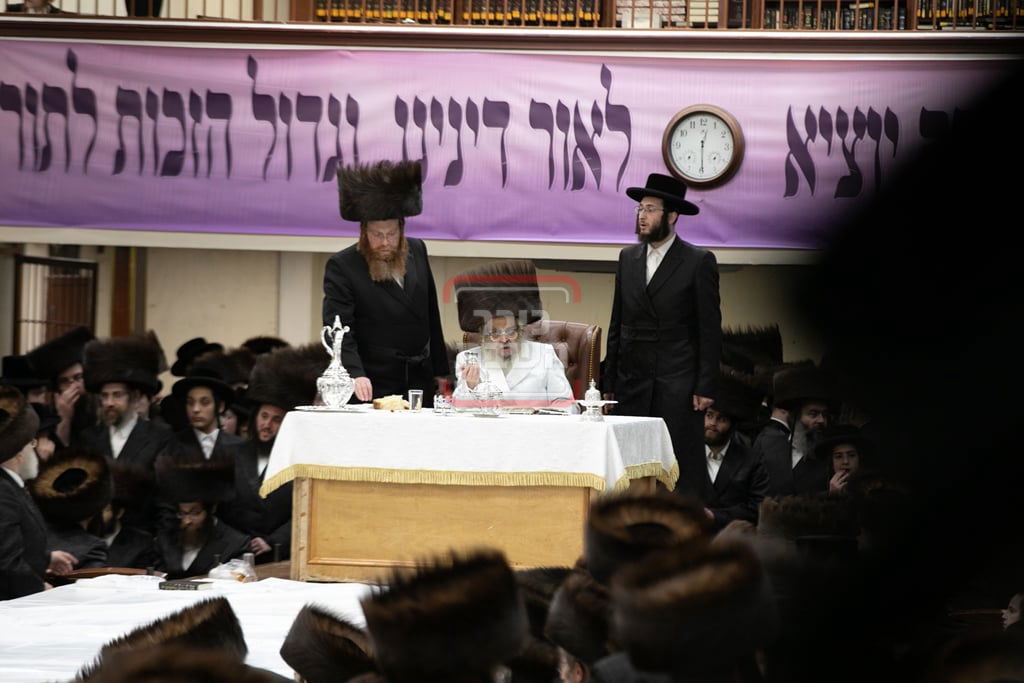 האדמו"ר מסאטמר בטיש ערב ומוצאי יו"כ