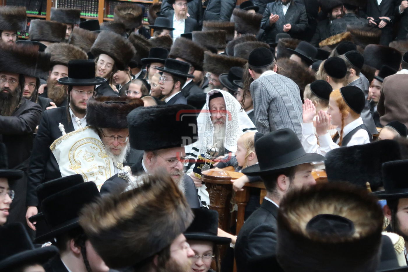 הקפות שניות בחצה"ק ביאלה