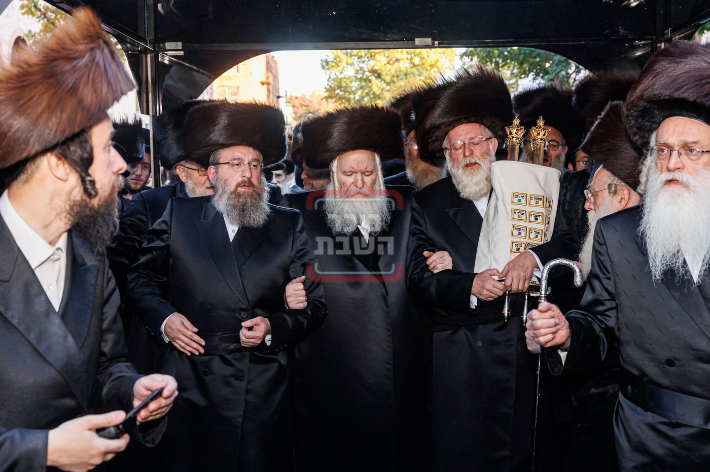 האדמו"ר מבאבוב בהכנסת ספר תורה לבית מדרשו בסוכות 