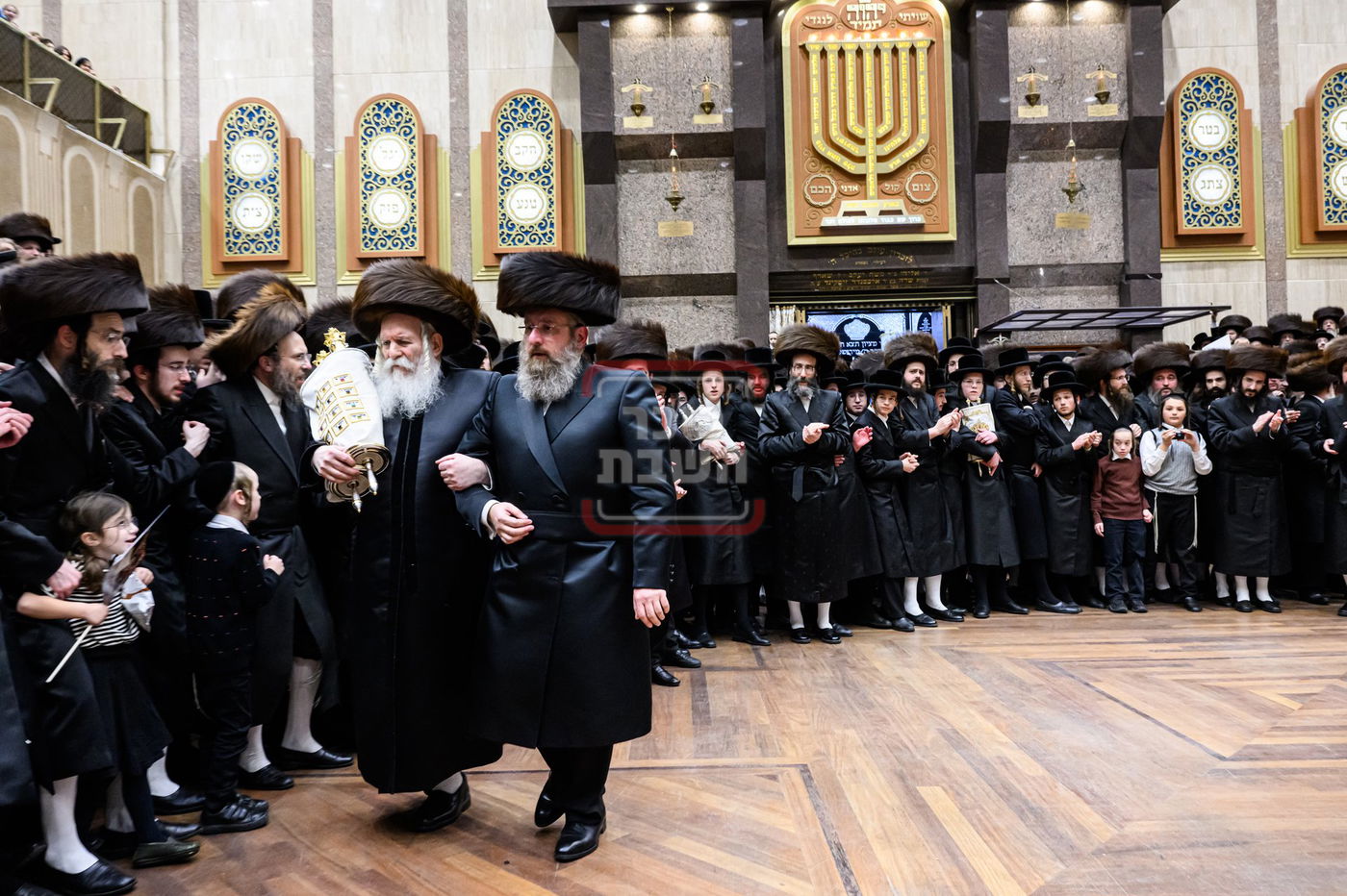 האדמו"ר מבאבוב בהכנסת ספר תורה לבית מדרשו בסוכות 