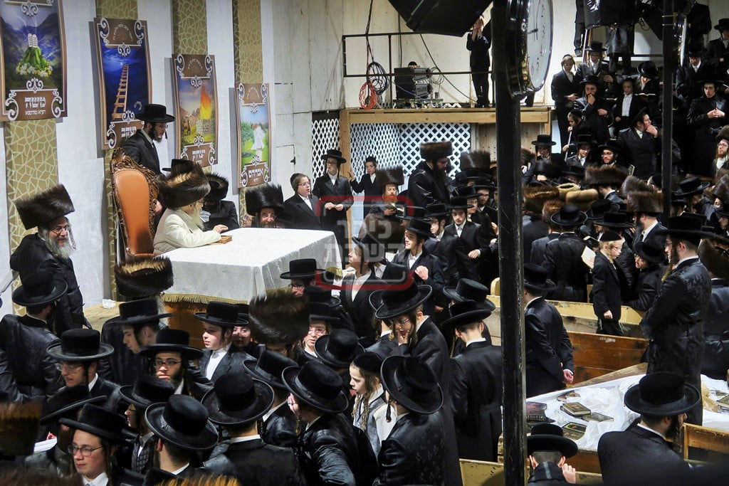 האדמו"ר מסאטמר בסעודה שלישית והבדלה מוצאי שבת חוה"מ