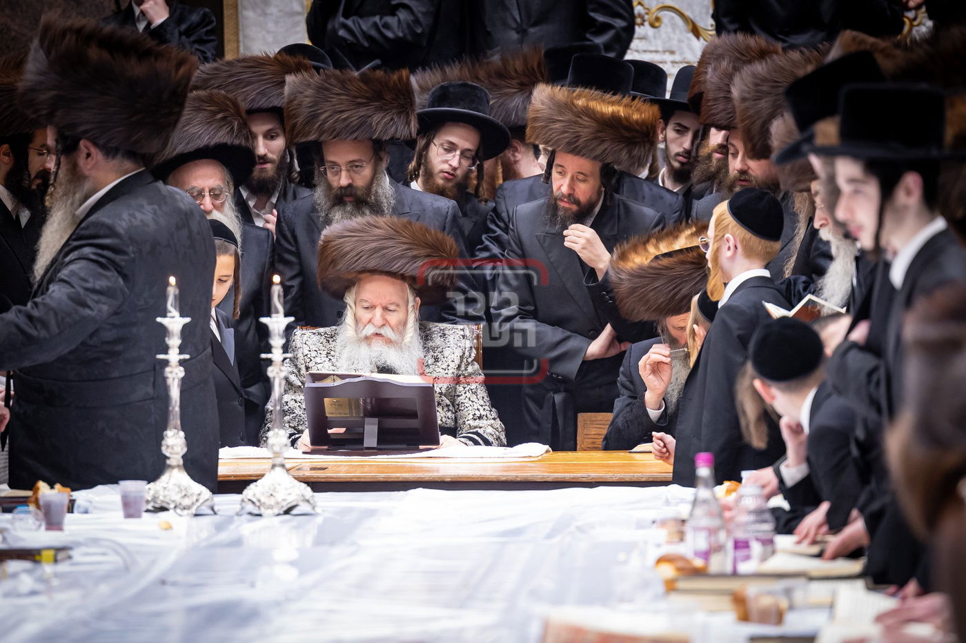 מוצאי יו"ט אצל האדמו"ר מבאבוב 