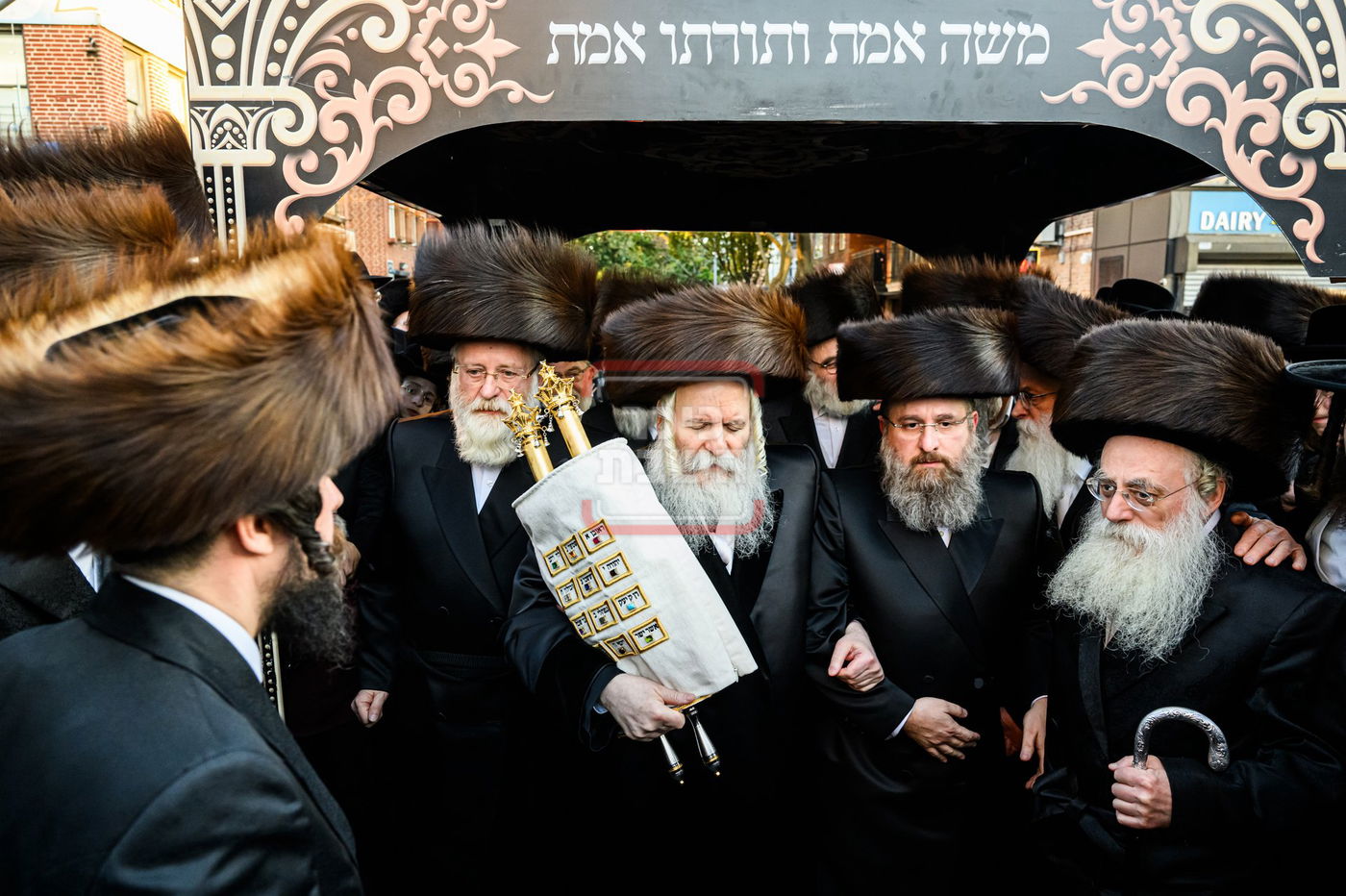 האדמו"ר מבאבוב בהכנסת ספר תורה לבית מדרשו בסוכות 