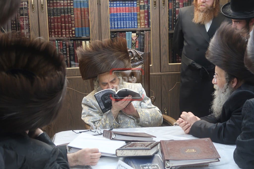 האדמו"ר מסאטמר בתפילת שחרית ונענועים בימי חוה"מ