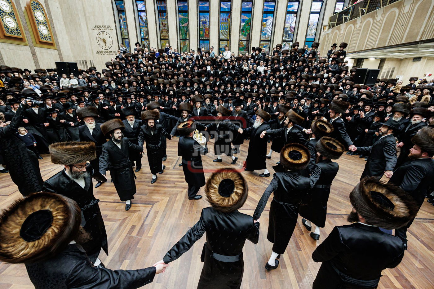 האדמו"ר מבאבוב בהכנסת ספר תורה לבית מדרשו בסוכות 