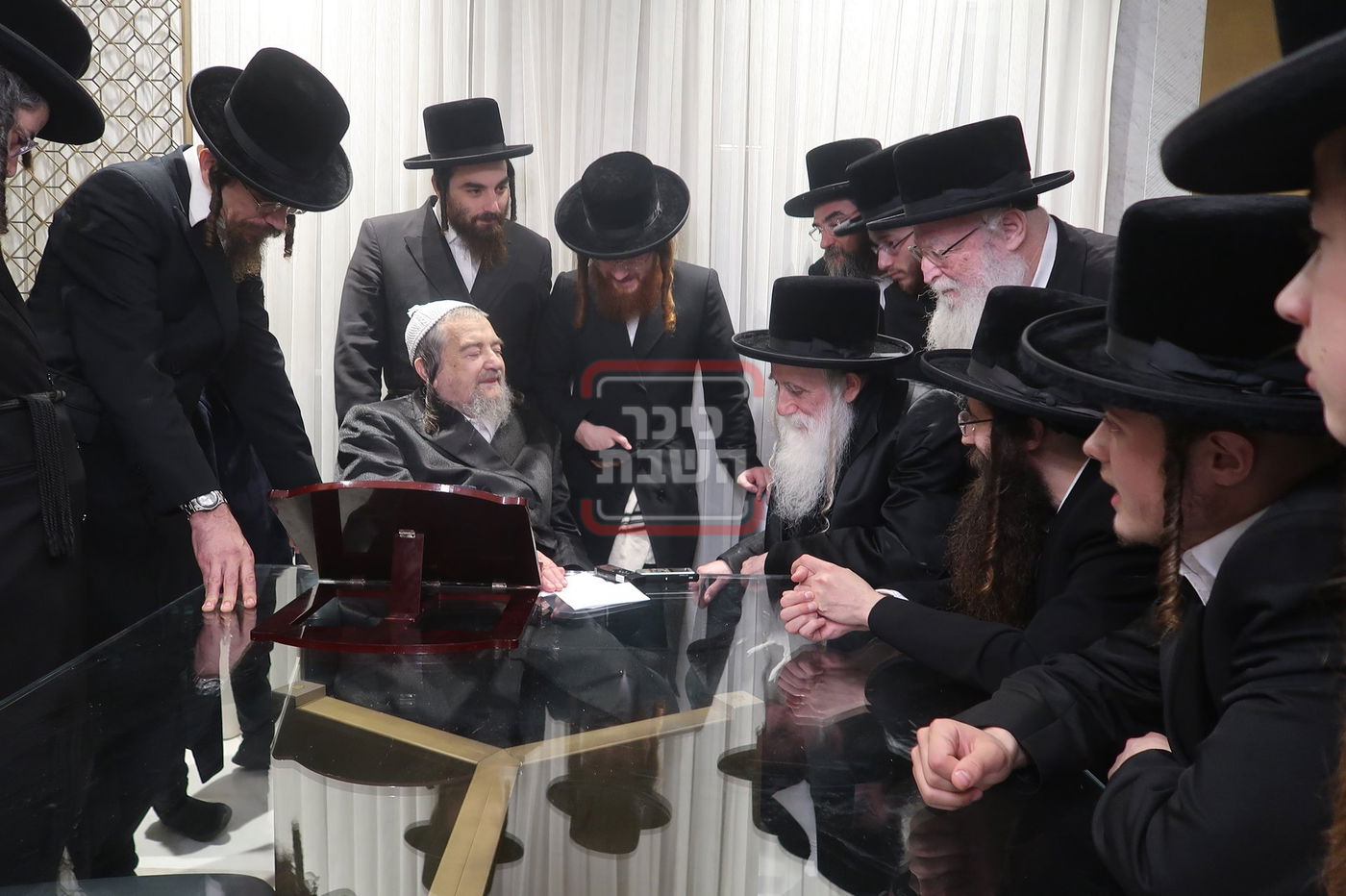 האדמו"ר ממחנובקה בעלזא בביקור אצל הגה"צ רבי יעקב מאיר שעכטער 