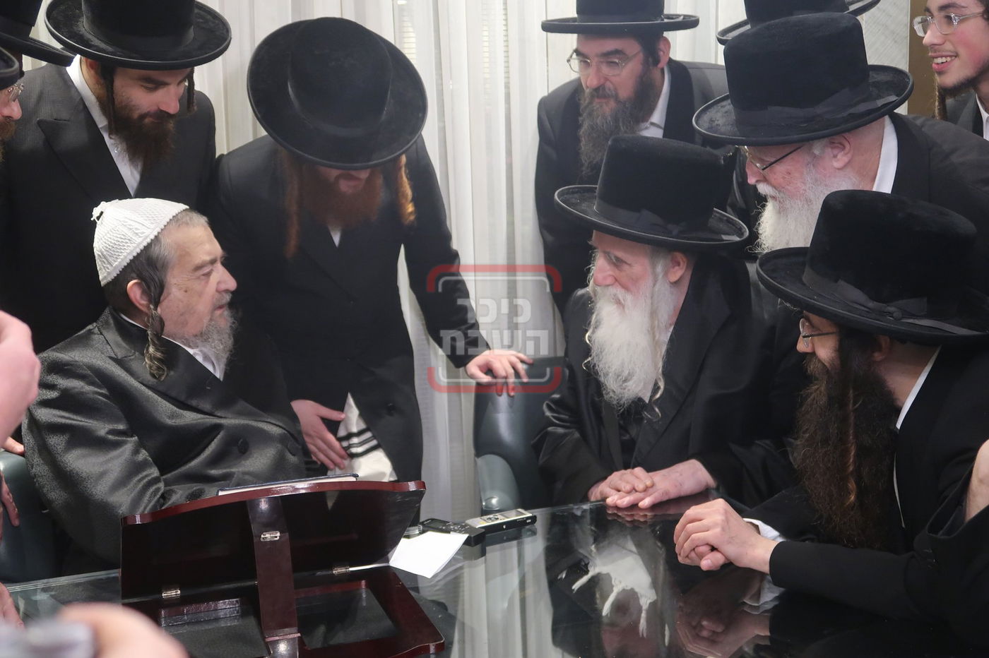 האדמו"ר ממחנובקה בעלזא בביקור אצל הגה"צ רבי יעקב מאיר שעכטער 