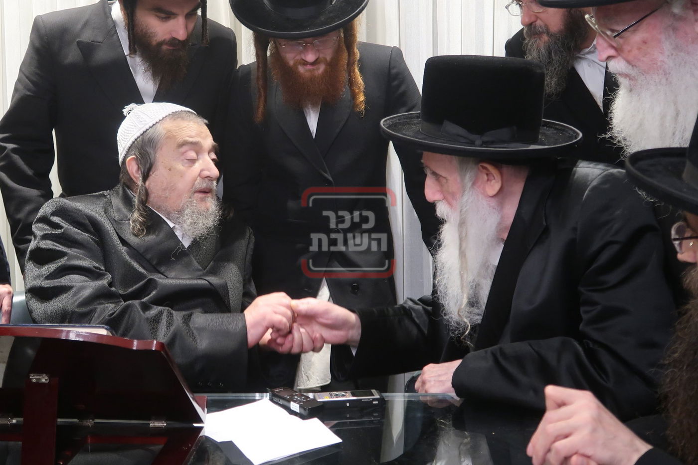 האדמו"ר ממחנובקה בעלזא בביקור אצל הגה"צ רבי יעקב מאיר שעכטער 