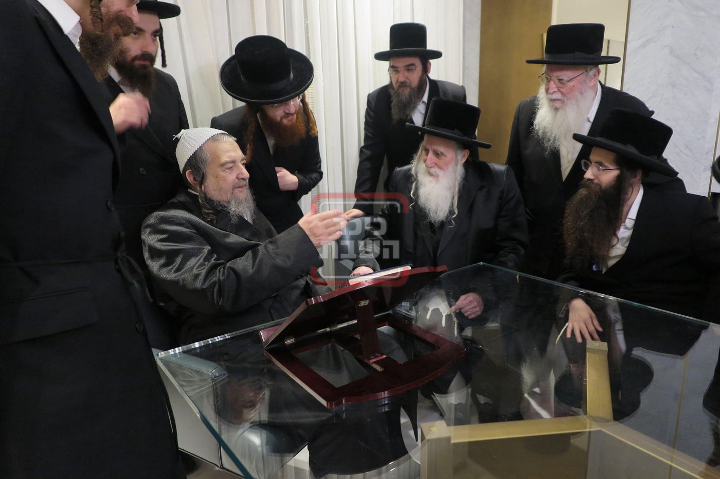 האדמו"ר ממחנובקה בעלזא בביקור אצל הגה"צ רבי יעקב מאיר שעכטער 