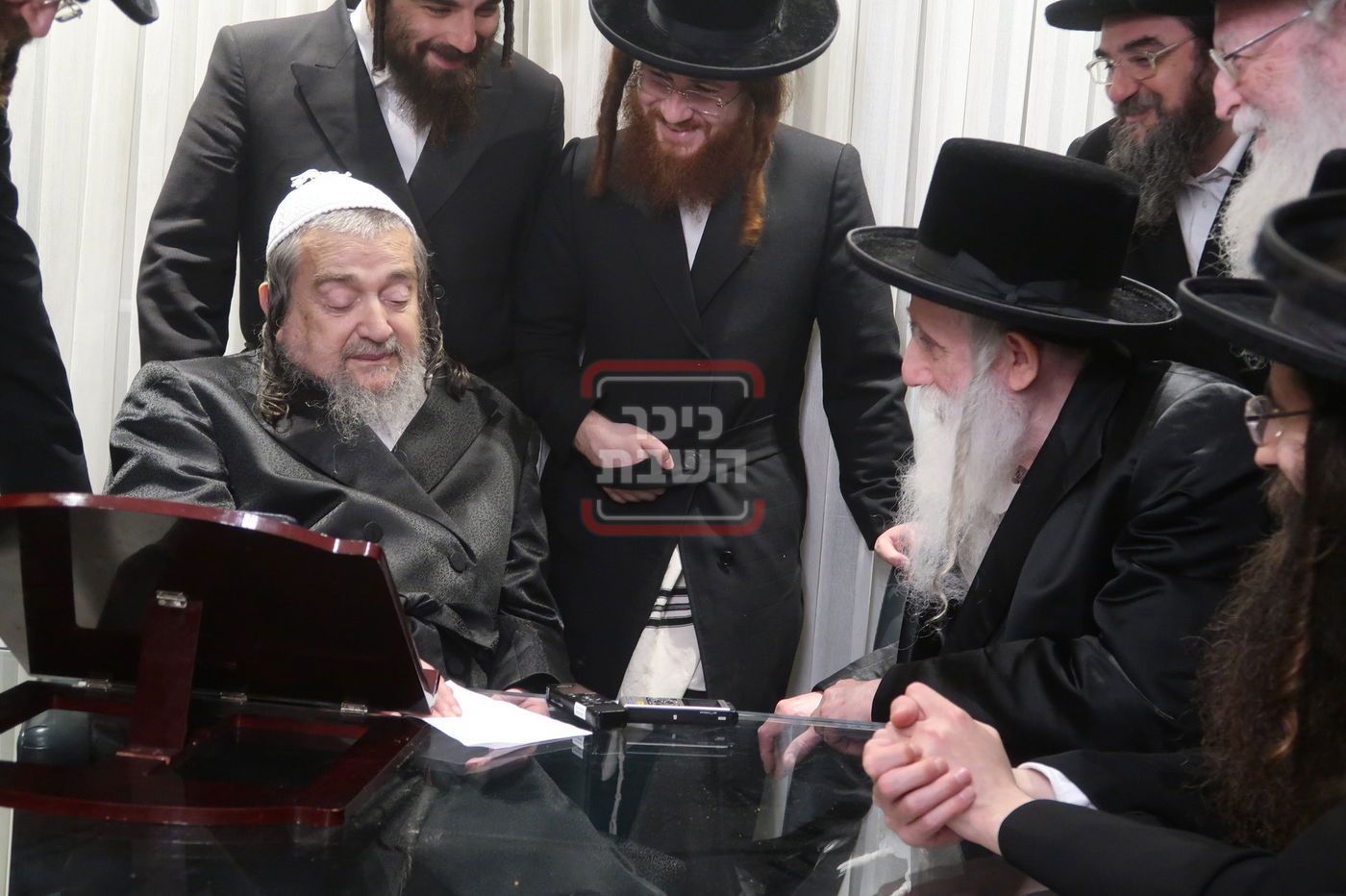 האדמו"ר ממחנובקה בעלזא בביקור אצל הגה"צ רבי יעקב מאיר שעכטער 