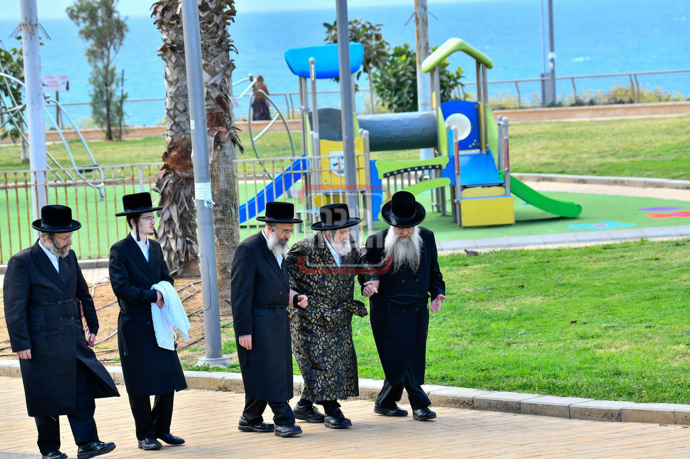 האדמו"ר מויז'ניץ בנאות דשא בנתניה