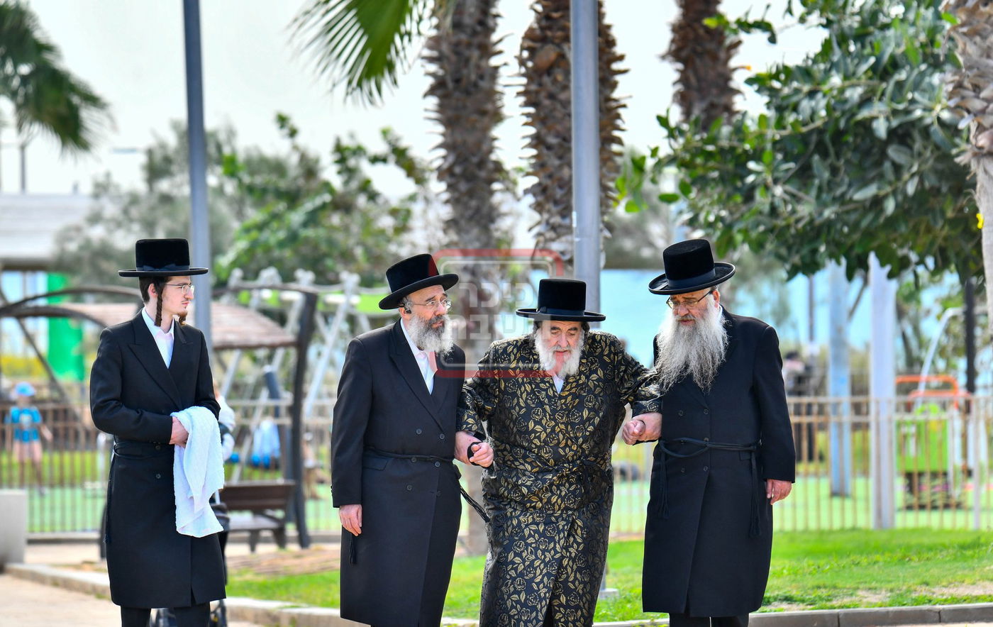 האדמו"ר מויז'ניץ בנאות דשא בנתניה