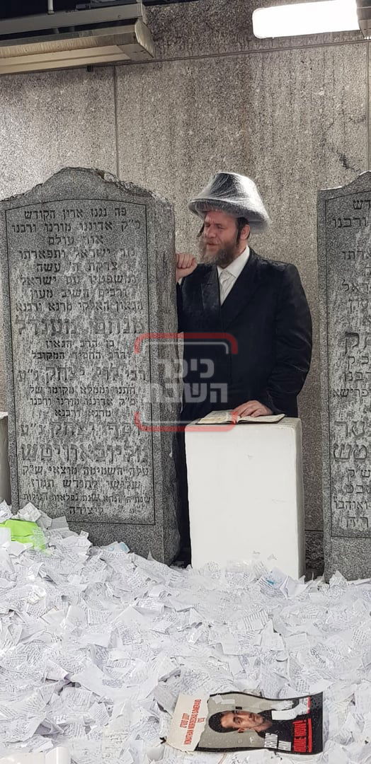 הגה"צ אב"ד ויז'ניץ אלעד בתפילה באוהל אדמור"י חב"ד