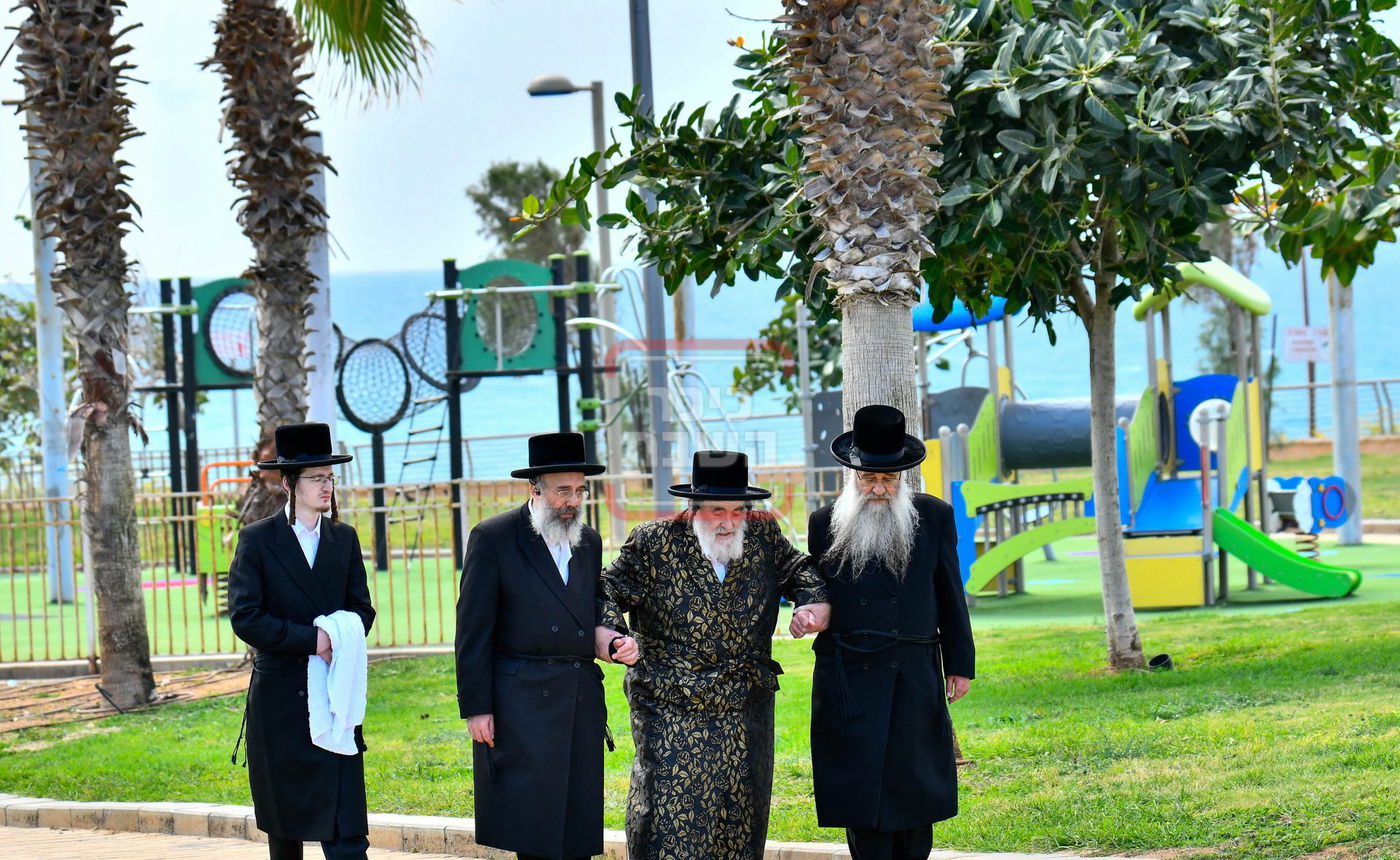 האדמו"ר מויז'ניץ בנאות דשא בנתניה