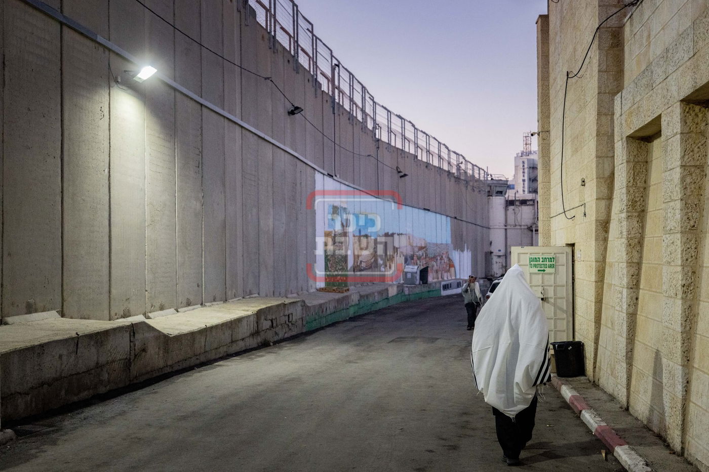 מתפללים בקבר רחל