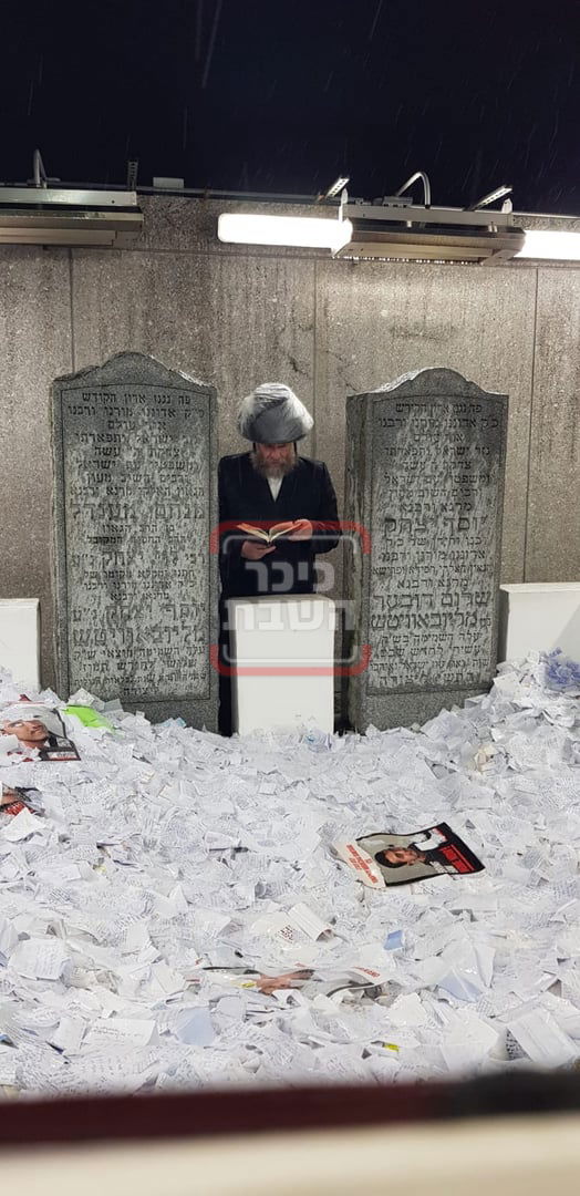 הגה"צ אב"ד ויז'ניץ אלעד בתפילה באוהל אדמור"י חב"ד